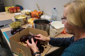 Rybnickie seniorki-wolontariuszki, przygotowujące potrawy świąteczne na „Wspólny Stół”. 