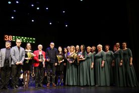 Uroczystość wręczenia nagród na scenie Teatru Ziemi Rybnickiej