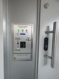 Zdjęcie przedstawia toaletę publiczną na placu wolności