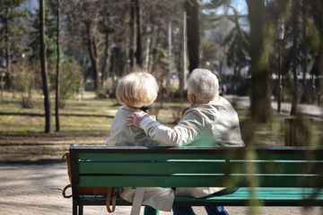 para seniorów na ławce