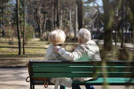 para seniorów na ławce