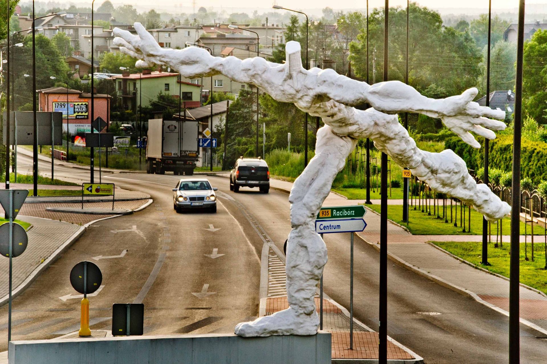 Rzeźba "Ulotność" na rondzie Gotartowickim