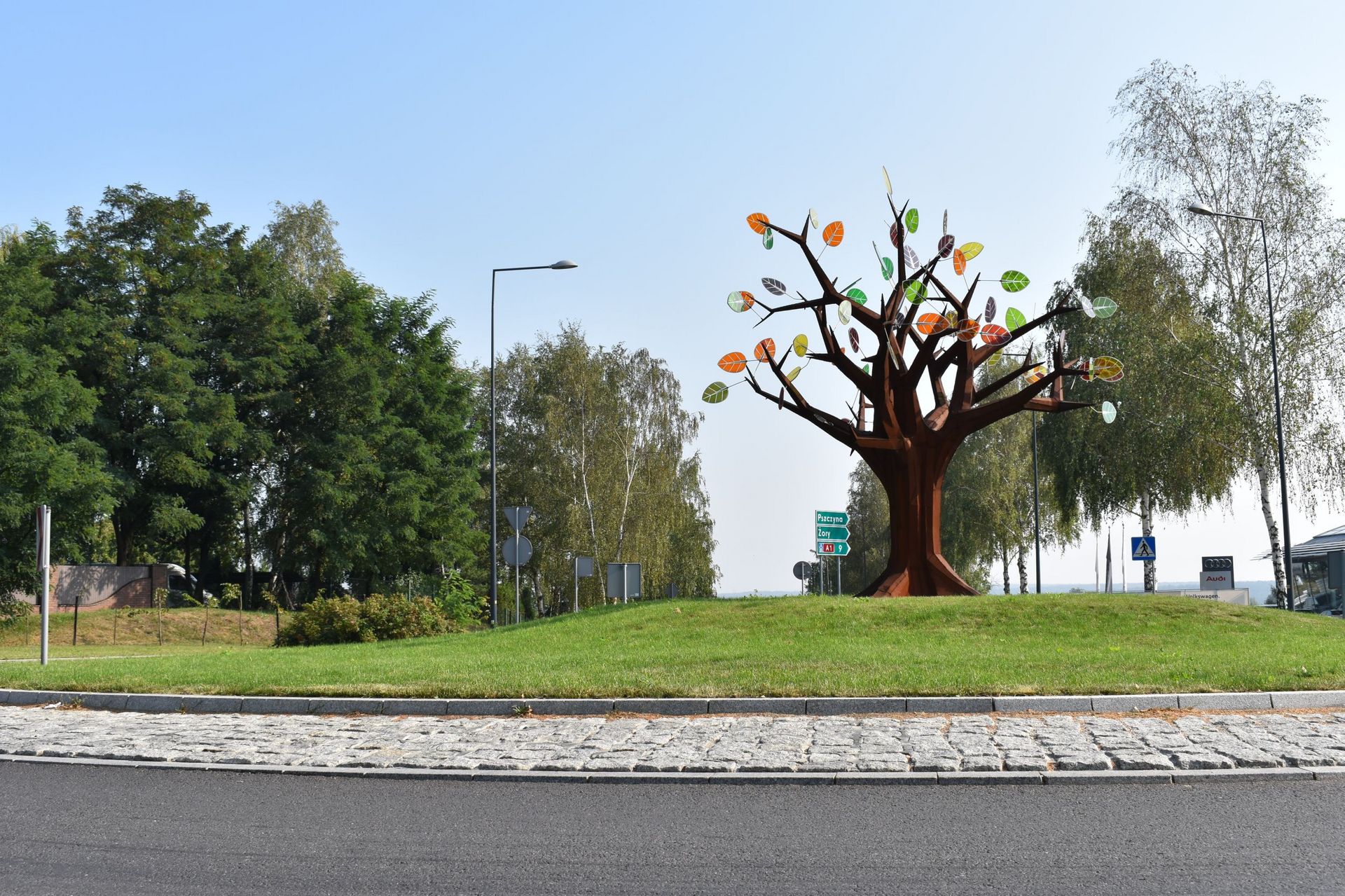 Witrażowe drzewo na rondzie Brzezińskim