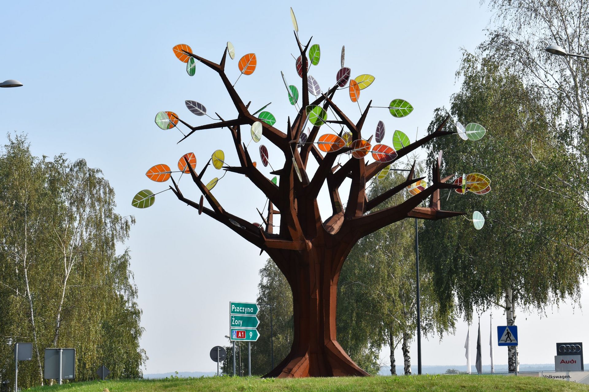 Witrażowe drzewo na rondzie Brzezińskim