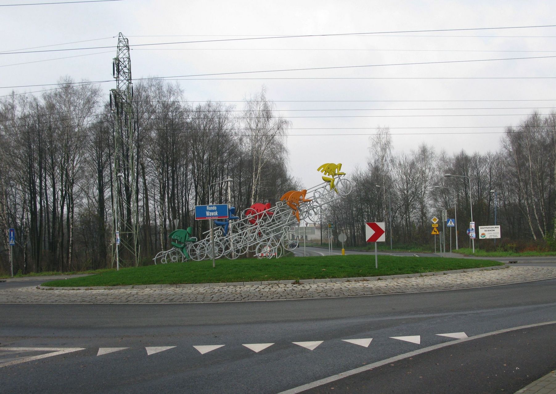 Skrzydlaci kolarze na rondzie Wawok