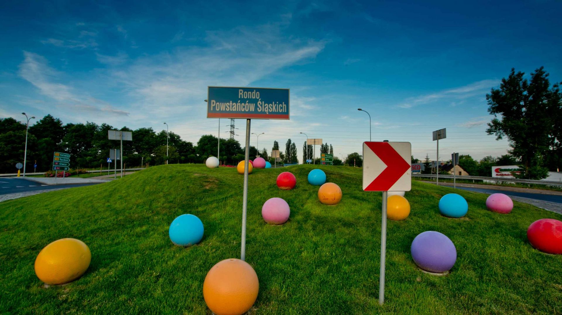 Kolorowe kule na rondzie Powstańców Śląskich