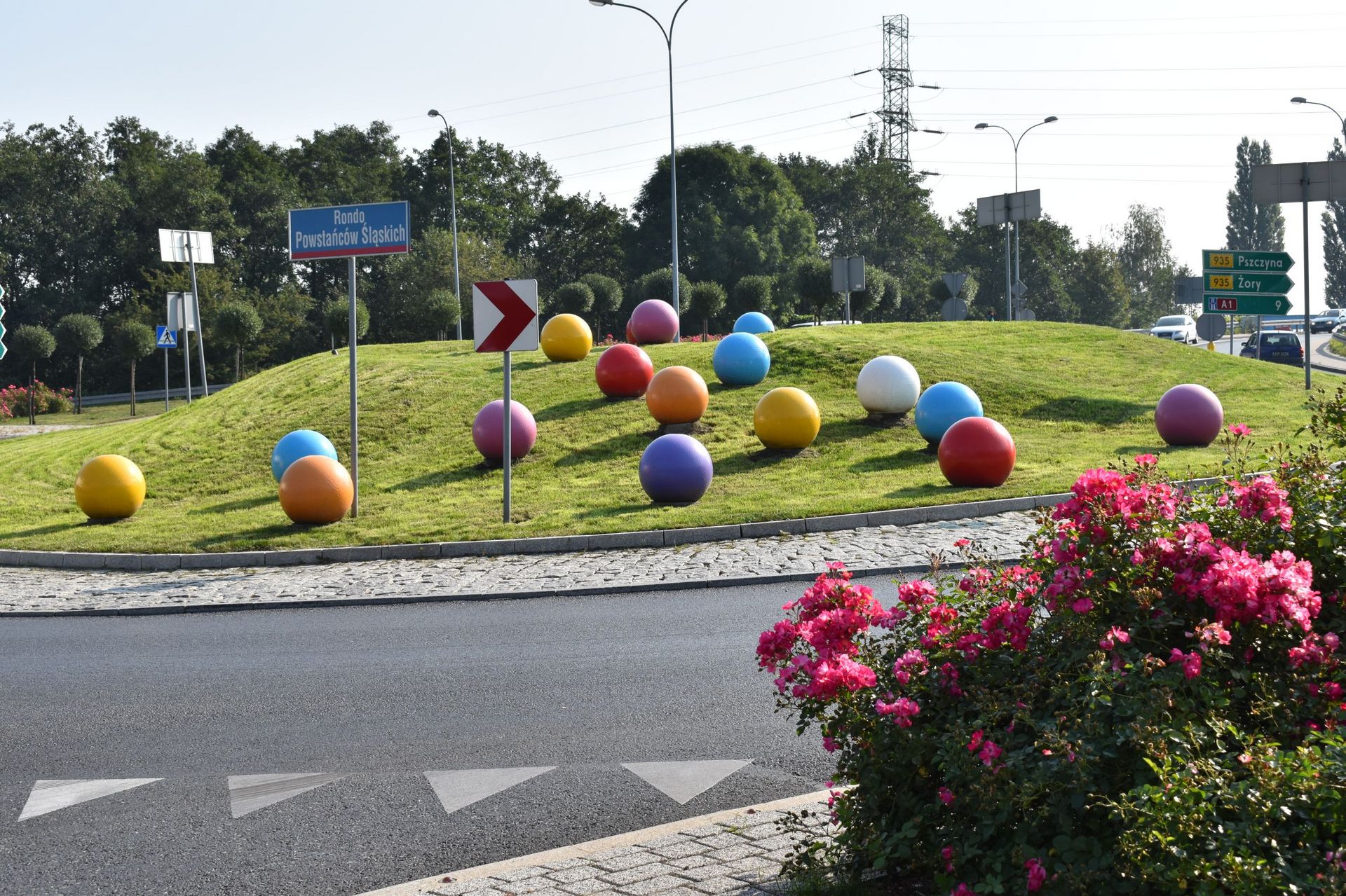 Kolorowe kule na rondzie Powstańców Śląskich