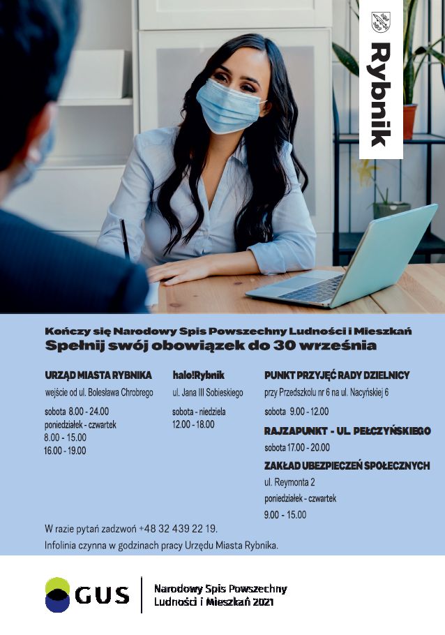  Plakat informujący o spisie powszechnym. W zdjęciowej części młoda kobieta w maseczce ochronnej siedzi przy stole, rozmawiając z drugą osobą, widoczną od tyłu. Na stole otwarty laptop