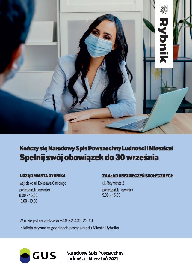  Plakat informujący o spisie powszechnym. W zdjęciowej części młoda kobieta w maseczce ochronnej siedzi przy stole, rozmawiając z drugą osobą, widoczną od tyłu. Na stole otwarty laptop
