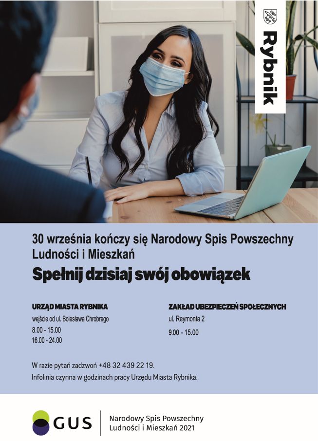  Plakat informujący o spisie powszechnym. W zdjęciowej części młoda kobieta w maseczce ochronnej siedzi przy stole, rozmawiając z drugą osobą, widoczną od tyłu. Na stole otwarty laptop