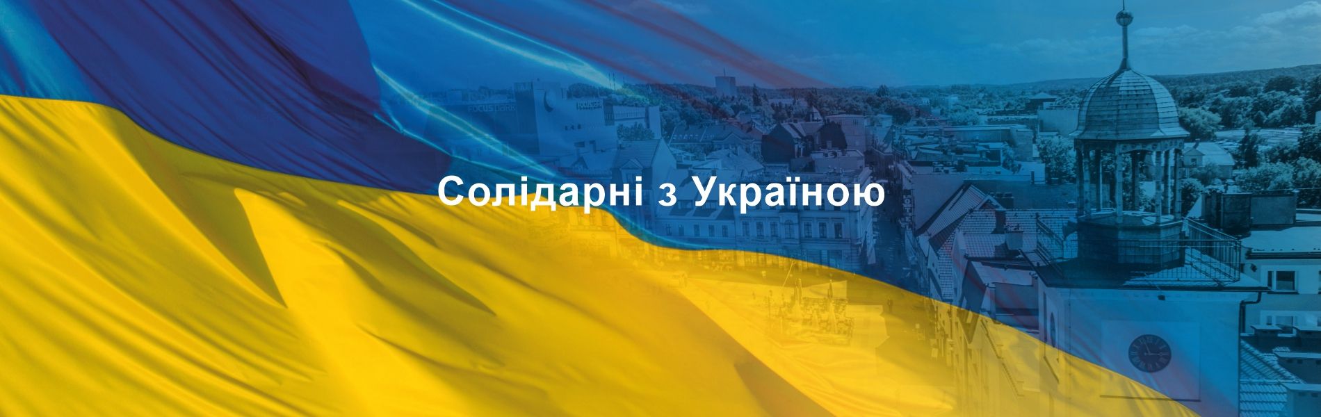 Niebiesko-żółta grafika stylizowana na flagę Ukrainy z napisem solidarni z Ukrainą po urkaińsku