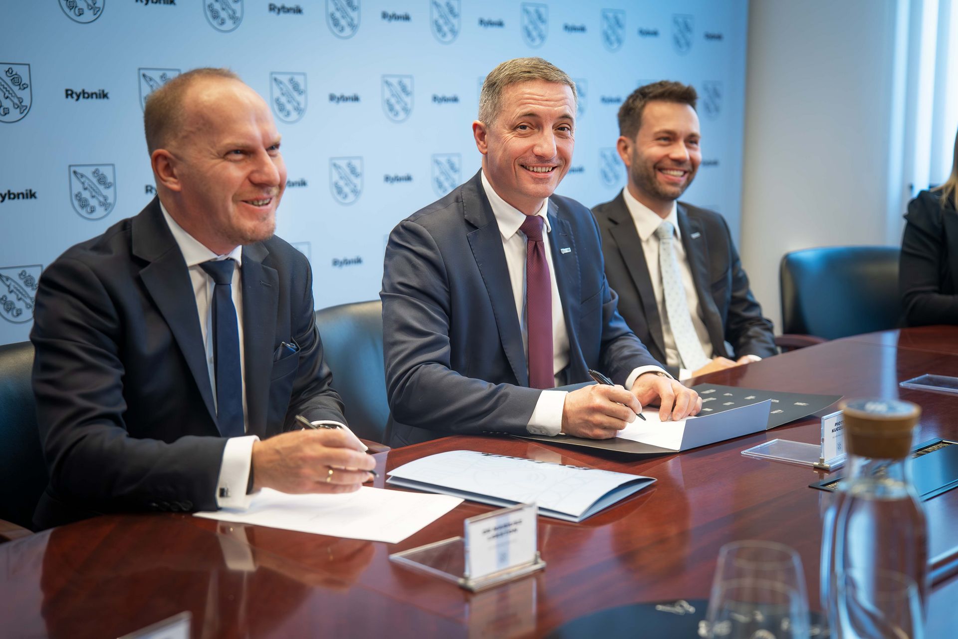 Zdjęcie przedstawia podpisanie listu intencyjnego.