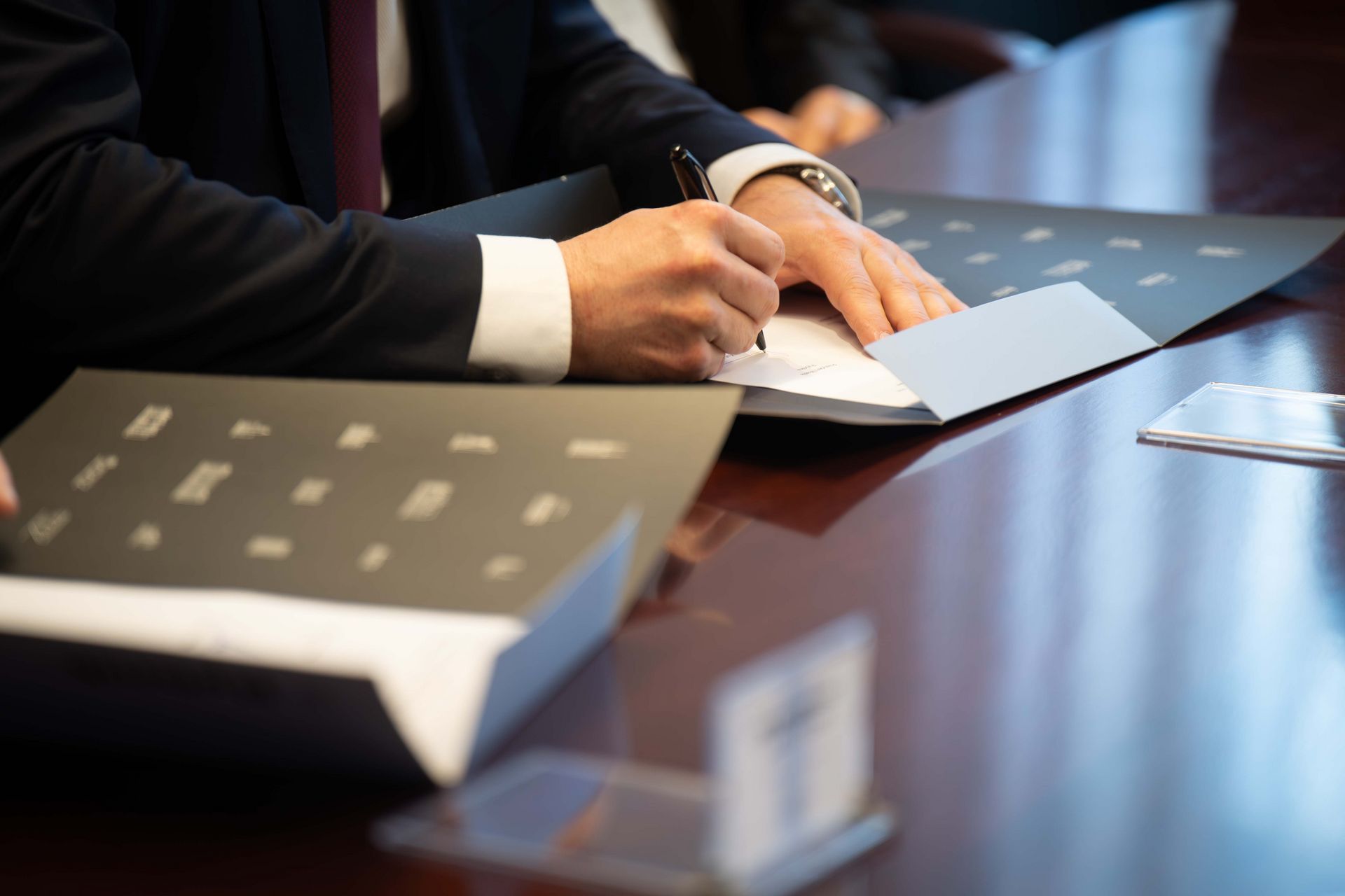 Zdjęcie przedstawia podpisanie listu intencyjnego.