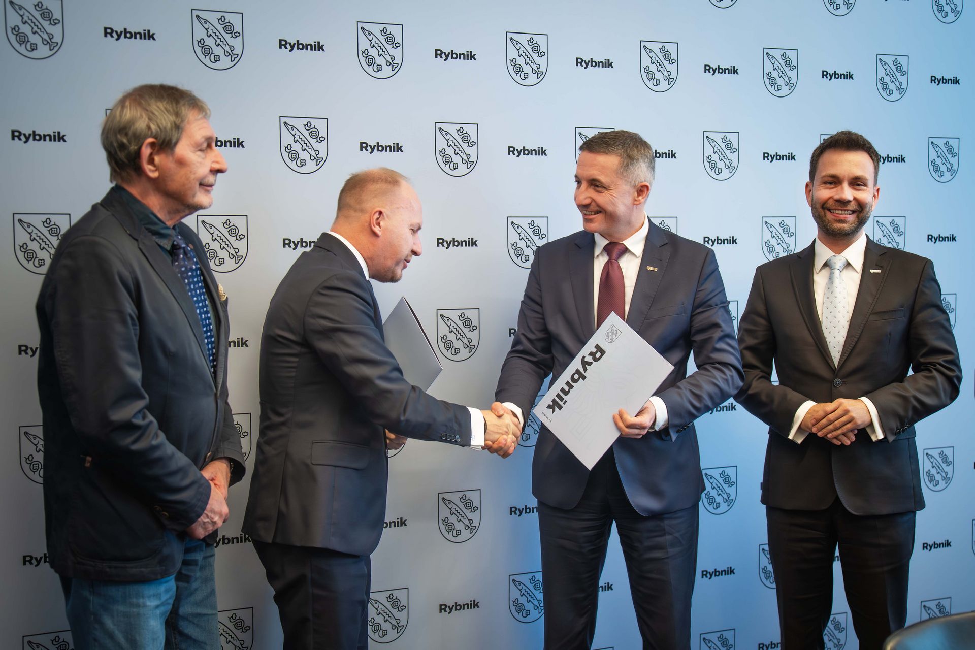 Zdjęcie przedstawia podpisanie listu intencyjnego.