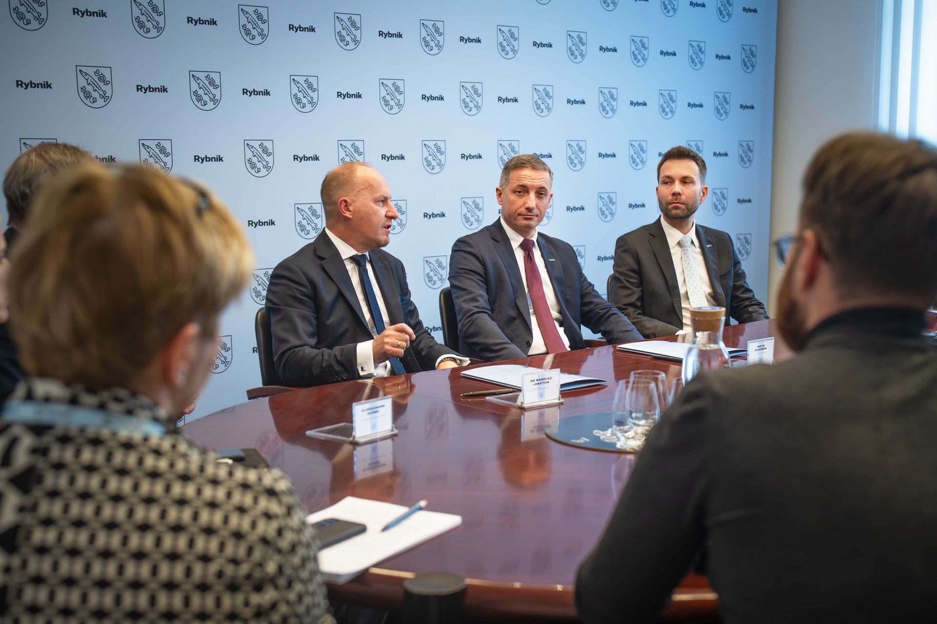 Zdjęcie przedstawia podpisanie listu intencyjnego.