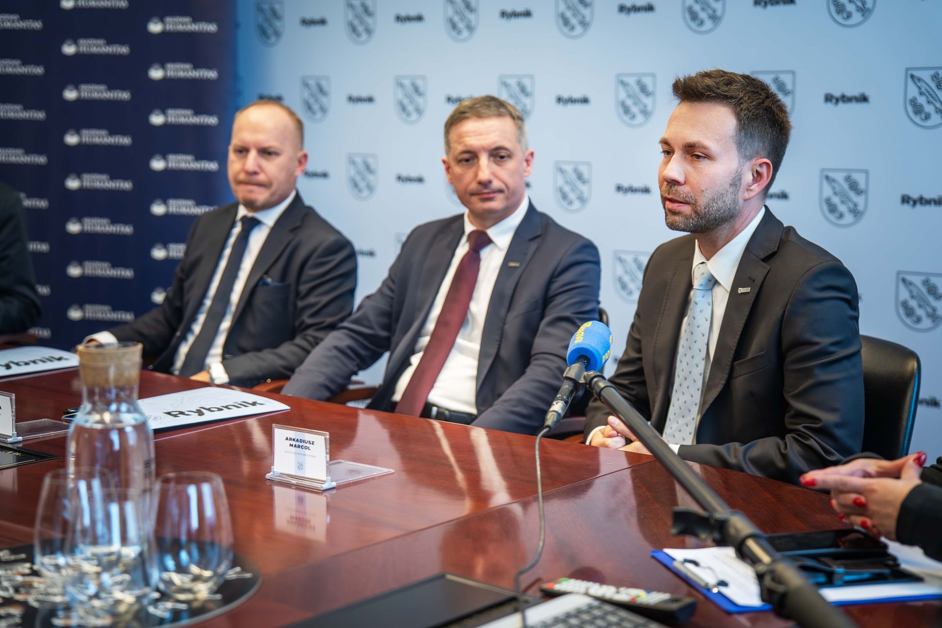 Zdjęcie przedstawia podpisanie listu intencyjnego.