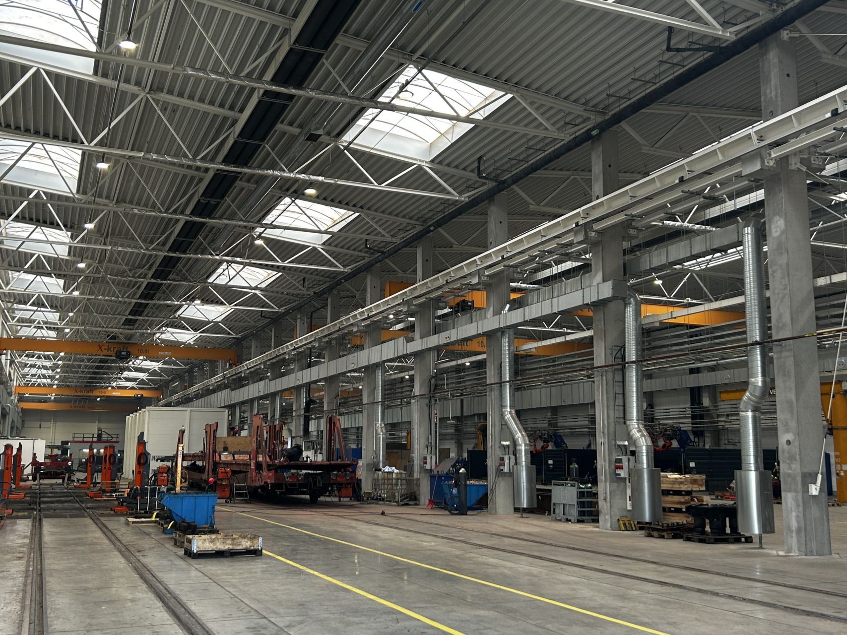 Zdjęcie przedstawia halę DB Cargo.