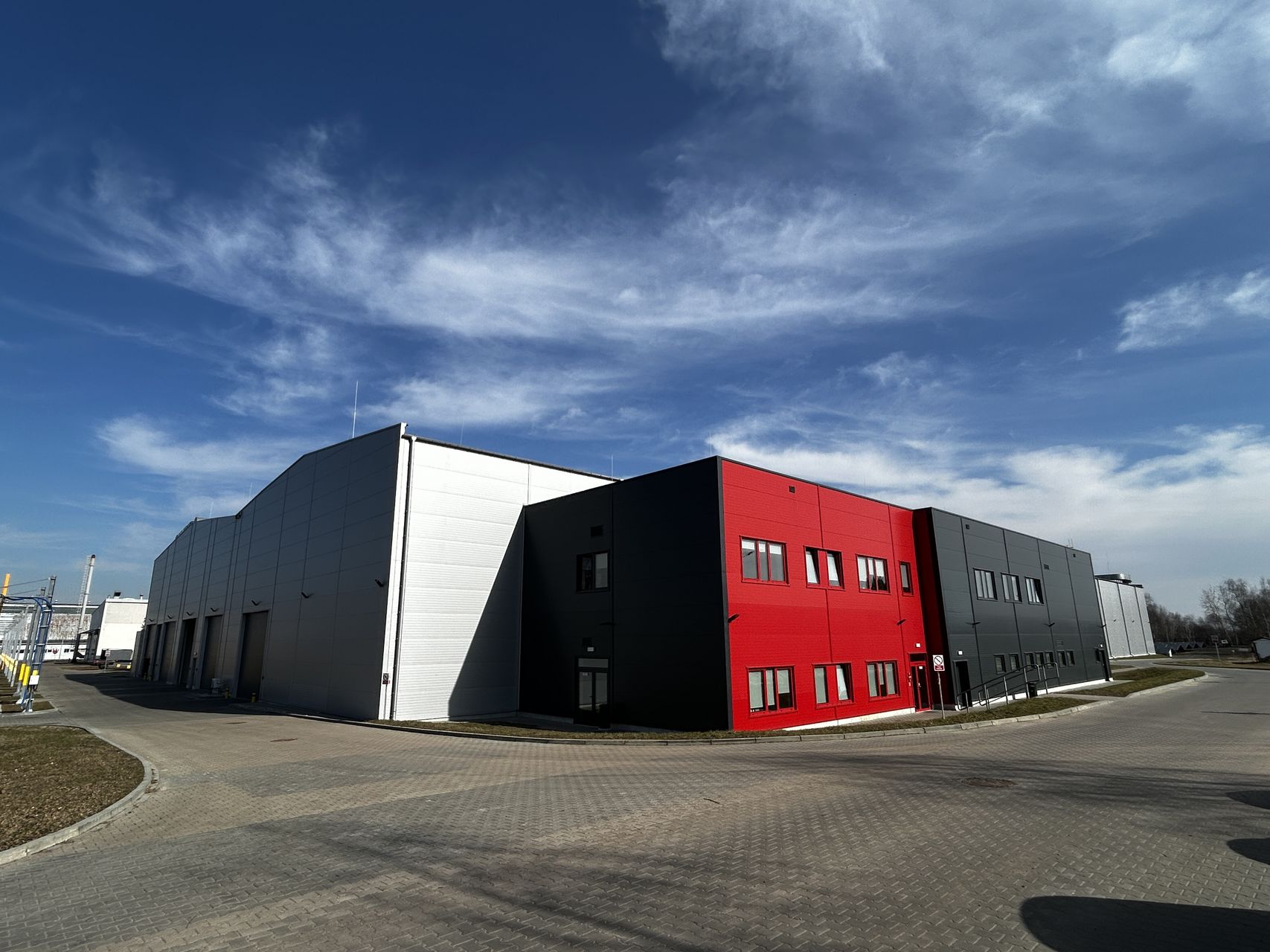 Zdjęcie przedstawia halę DB Cargo.