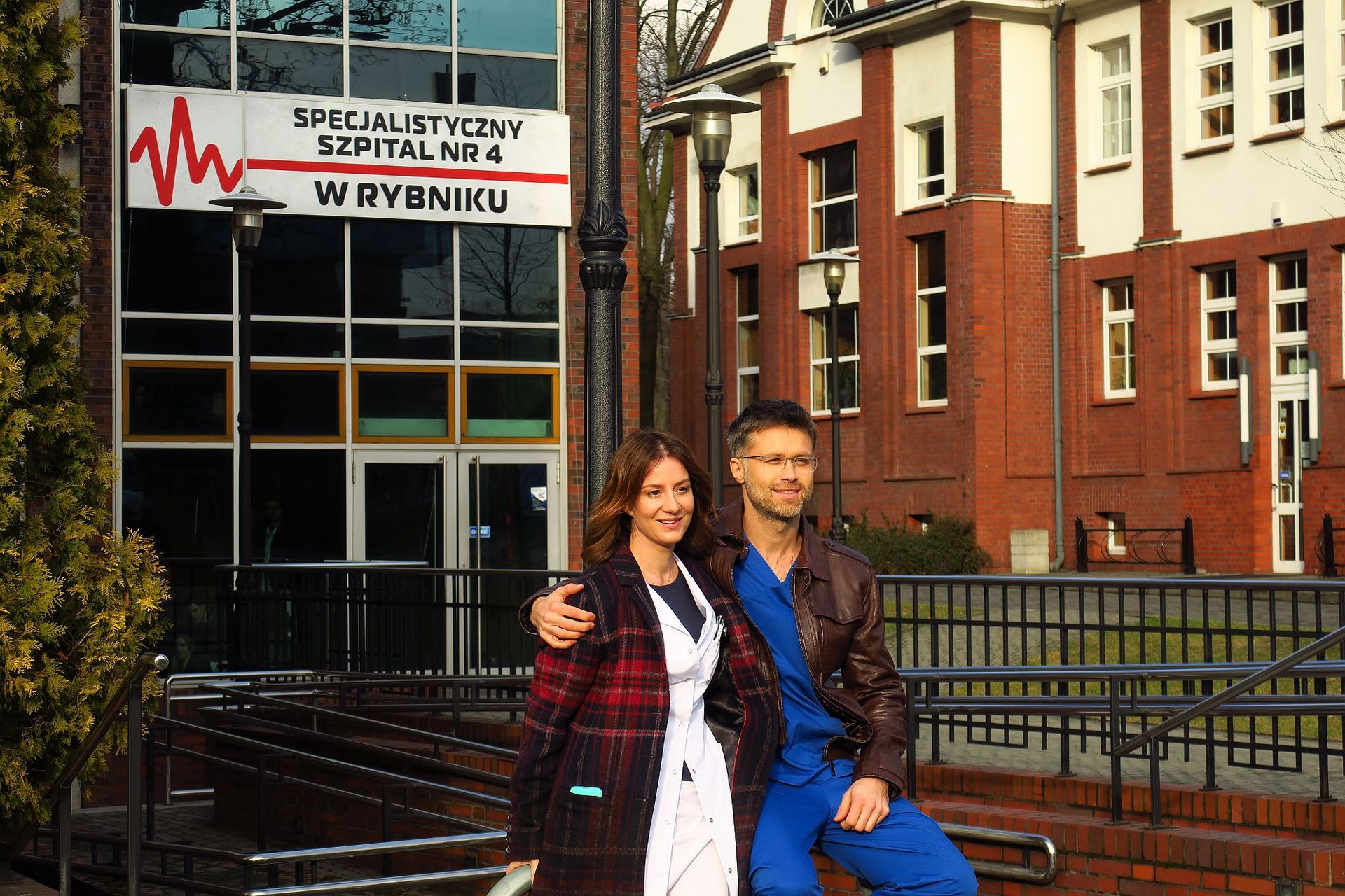 DIAGNOZA L.Tyl Para aktorów na tle budynku