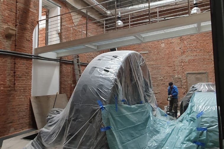 Ignacy 05 2020 10 Industrialne wnętrze, ściany z czerwonej cegły, stalowe konstrukcje.