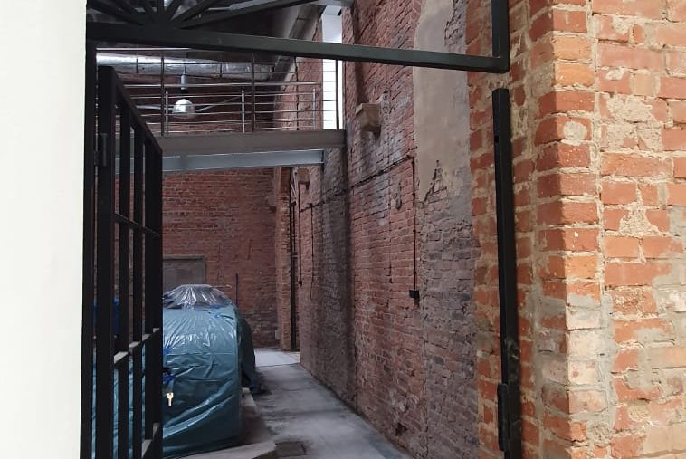 Ignacy 05 2020 15 Industrialne wnętrze, ściany z czerwonej cegły, stalowe konstrukcje.