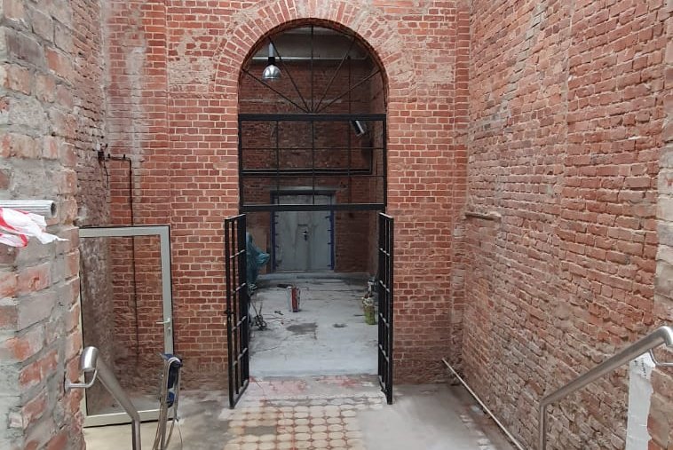 Ignacy 05 2020 16 Industrialne wnętrze, ściany z czerwonej cegły, stalowe konstrukcje.