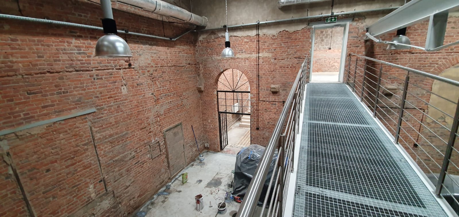 Ignacy 05 2020 5 Industrialne wnętrze w trakcie remontu, ściany z czerwonej cegły, stalowe konstrukcje.