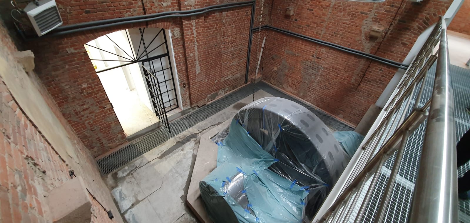 Ignacy 05 2020 8 Industrialne wnętrze w trakcie remontu, ściany z czerwonej cegły, stalowe konstrukcje.