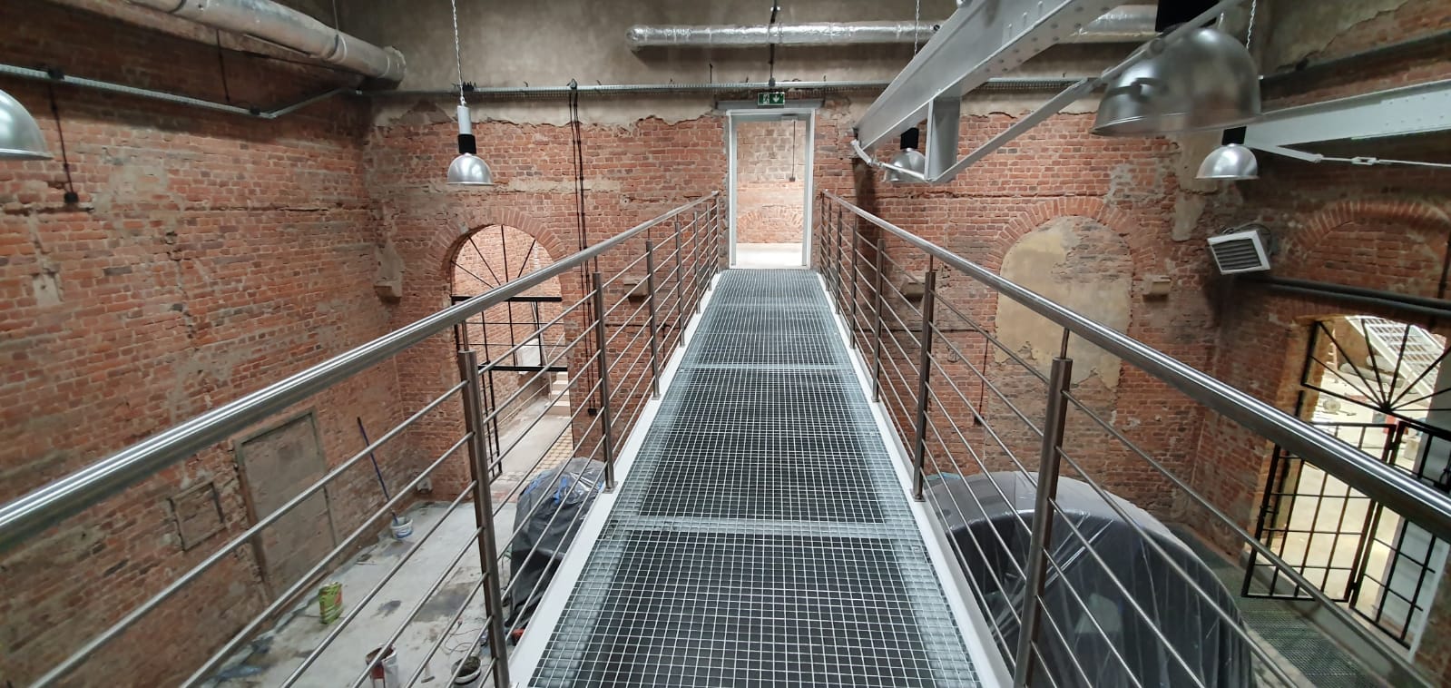 Ignacy 05 2020 9 Industrialne wnętrze w trakcie remontu, ściany z czerwonej cegły, stalowe konstrukcje.